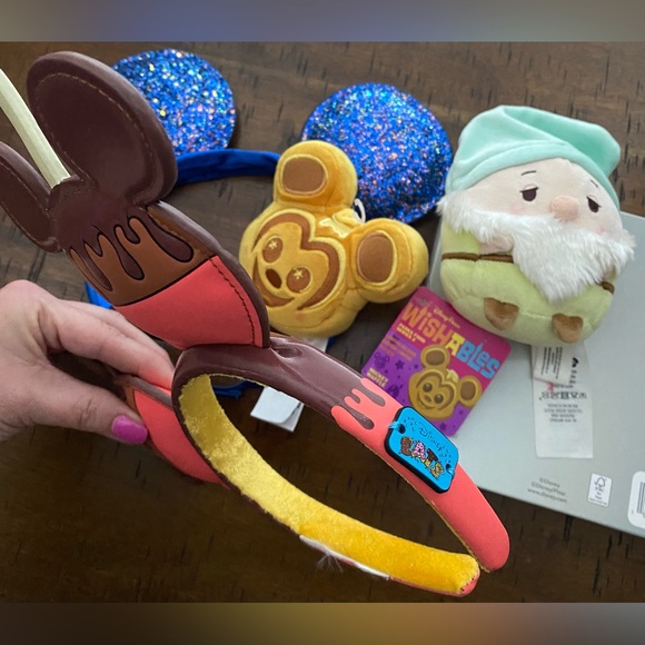 •DISNEY BUNDLE- 5 ITEMS• - Picture 10 of 13